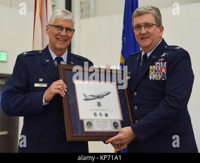 Il colonnello Scott Grant (destra), 117Air Refuelling Wing Vice comandante, presenta un dono al colonnello Cliff James, 117ARW Commander, durante un cambiamento di comando cerimonia al 117base ARW in Birmingham, Ala., Dicembre 9, 2017. (U.S. Air National Guard Foto Stock