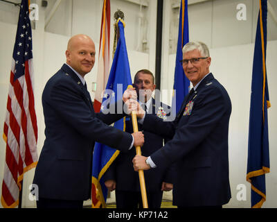 Il colonnello Cliff James, 117Air Refuelling Wing Commander, rinuncia a comando della 117ARW durante un cambiamento di cerimonia di comando in Birmingham, Ala., Dicembre 9, 2017. James ha servito come wing commander dal maggio del 2012. (U.S. Air National Guard Foto Stock