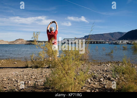 Senior uomo prendendo foto a Lake Mead National Recreation Area Nevada, USA. Foto Stock