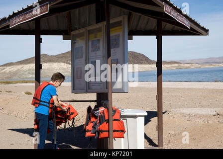 Giubbotto di salvataggio della stazione in prestito a Lake Mead National Recreation Area Nevada, USA. Foto Stock
