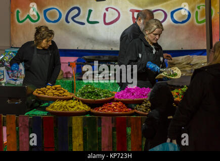 World Food stallo a Totnes Mercatino di Natale, dicembre 2017. Totnes, Devon, Regno Unito. Foto Stock