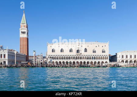 Il Palazzo dei Dogi e il Campanile di San Marco, Venezia, Veneto, Italia visto dal Basino San marco su un soleggiato blue sky giorno Foto Stock