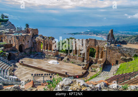 Close-up dei resti del Teatro Antico di Taormina e panoramica della costa come sfondo la Sicilia Foto Stock