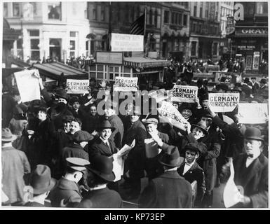 La pace rumor, New York. Folla a Times Square tenendo premuto fino extra dicendo circa la firma dell'armistizio. La relazione del governo che la notizia non era vero non si è fermata la celebrazione. 11/07/1918 Foto Stock