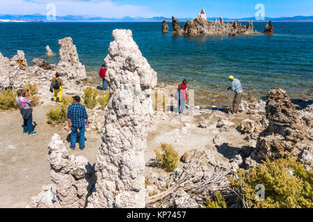 Lago mono in California i turisti a passeggio tra il tufo formazioni rocciose, scattare foto. Mono Lago Sud Area di tufo. Foto Stock