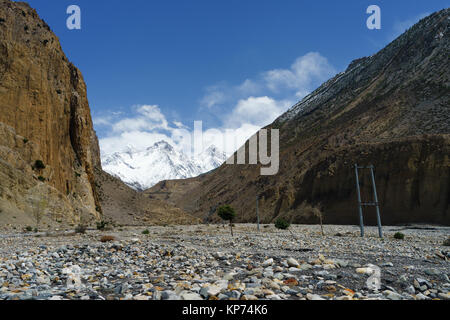 Le linee elettriche di alimentazione a secco e rocky alveo del Kali Gandaki, Mustang Superiore regione, Nepal. Foto Stock