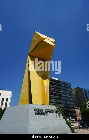 La Torre Caballito edificio e Caballito (Cavallino) scultura, Paseo de la Reforma, Città del Messico. Si tratta di un opera dello scultore Sebastian, Foto Stock