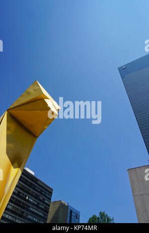 La Torre Caballito edificio e Caballito (Cavallino) scultura, Paseo de la Reforma, Città del Messico. Si tratta di un opera dello scultore Sebastian, Foto Stock