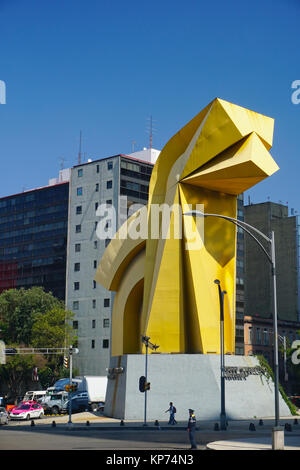 La Torre Caballito edificio e Caballito (Cavallino) scultura, Paseo de la Reforma, Città del Messico. Si tratta di un opera dello scultore Sebastian, Foto Stock