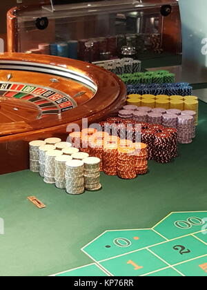 La ruota della roulette e chip su un tavolo di casinò Foto Stock