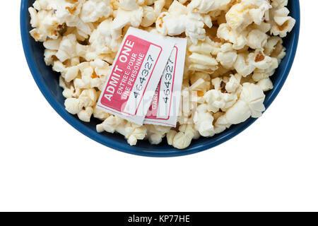 Ciotola con popcorn e due biglietti per il cinema Foto Stock