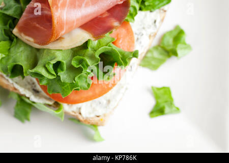 Preparata di fresco prosciutto e sandwich vegetale Foto Stock