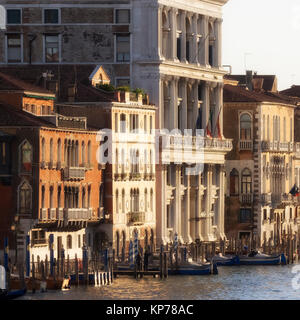 VENEZIA, ITALIA - 12 SETTEMBRE 2017: Vista sul Canal Grande alla luce dorata della sera Foto Stock