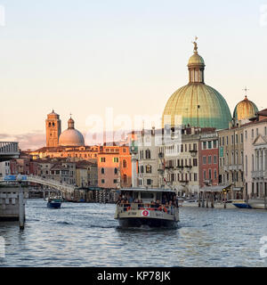 VENEZIA, ITALIA - 12 SETTEMBRE 2017: Vista sul Canal Grande con sullo sfondo la grande cupola della chiesa di San Simeone piccolo Foto Stock