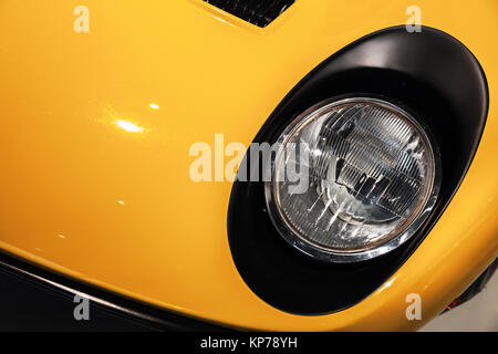 Giallo vintage di lusso auto sportive faro, close-up foto con messa a fuoco selettiva Foto Stock