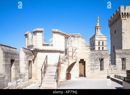 Avignon, Francia - 25 agosto 2016: architetture della parte superiore del Palazzo dei Papi Foto Stock