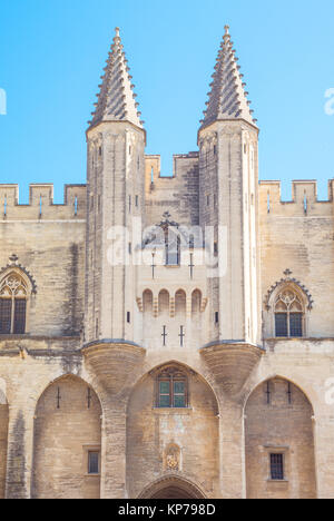 Avignon, Francia - 25 agosto 2016: Vista della facciata principale del Palazzo dei Papi Foto Stock