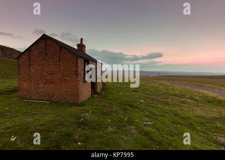 Una vecchia capanna di pastori situato sulla strada per vacca serbatoio verde in alto Teesdale, nel nord-est dell' Inghilterra. Foto Stock