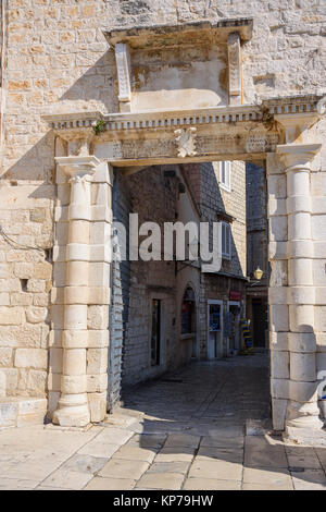 Porta nelle mura della città, il centro storico di Traù, Croazia Foto Stock