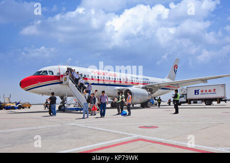 Pechino-Maggio 27, 2014. I passeggeri escono in aereo Aeroporto di Pechino. A causa della Cina la prosperità di un crescente middle-class desidera viaggiare. Foto Stock