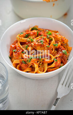 Tagliatelle di pollo in salsa di pomodoro Foto Stock