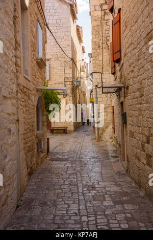 Strade strette, centro storico di Traù, Croazia Foto Stock