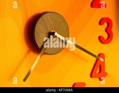 Grande Orologio da parete con numeri colorati, close up Foto Stock