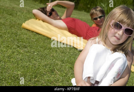 Modello di rilascio, Mutter mit Kindern un einem sonnigen Tag in der Wiese - madre con i bambini in una giornata di sole in Prato Foto Stock