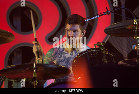 Fall Out Boy in esecuzione al iHeartRadio Jingle Ball 2017. Foto Stock