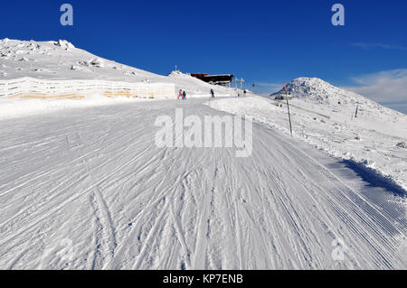 Jasna, Slovacchia - 1 Dicembre 2017: sciatori sulle piste da sci del lato sud del monte Chopok in una giornata di sole nella località sciistica di Jasna, Bassi Tatra, sl Foto Stock