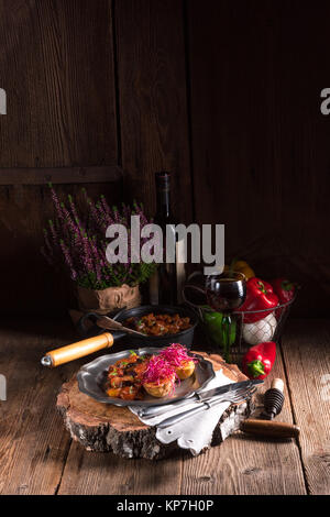 Ratatouille con patate al forno e germogli di barbabietola Foto Stock