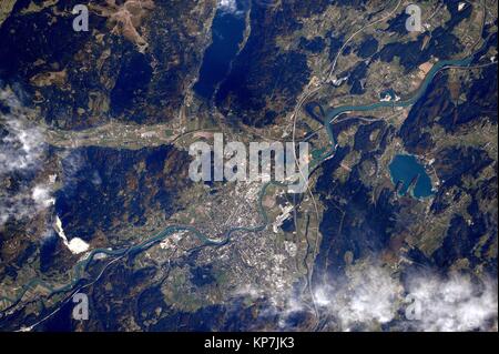 Vista diurna di Villach, Austria e il fiume Drava visto dalla Stazione Spaziale Internazionale in orbita intorno alla terra. Foto Stock