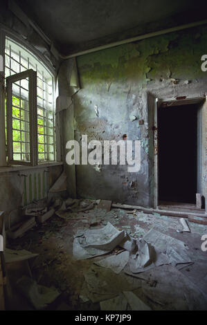 Distrutta in camera pripjat, aprire Windows con barre, nero di apertura porte, garbage sul pavimento, devastazione dopo l'esplosione atomica Chernobyl Ukrain Foto Stock