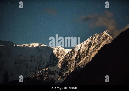 Vista notturna su montagne di Akkem Valley in Altai Montagne parco naturale, frazioni di montagna di Belukha Foto Stock