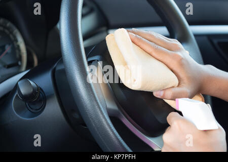 Chiudere fino a mano auto pulizia cruscotto Foto Stock