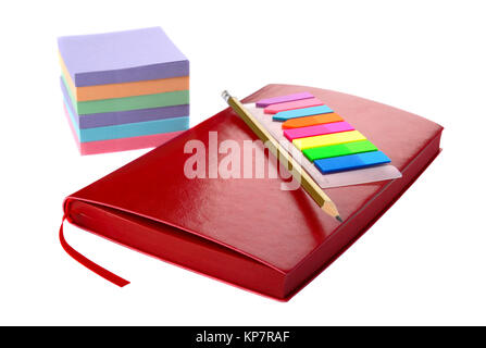Agenda, note, adesivi e matita su sfondo bianco Foto Stock