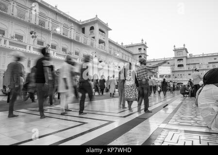 AMRITSAR, India - 20 Marzo 2016: foto in bianco e nero di indiani di religione sikh persone in movimento in Sri Harmandir Sahib, noto come tempio d'oro, che si trova in Foto Stock