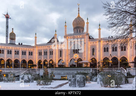 Natale al Palazzo Moresco illuminato nei giardini di Tivoli, Copenaghen, Danimarca, 12 dicembre 2017 Foto Stock