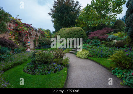 Giardini del Castello di Hever vicino a Edenbridge, la sede della famiglia Boleyn, Kent, Regno Unito Foto Stock