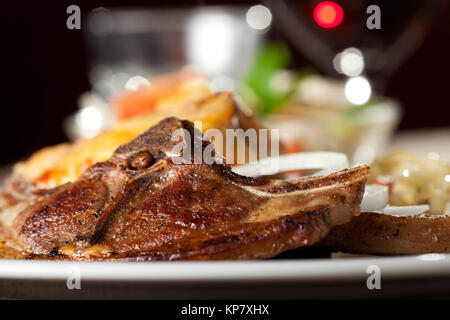 Costolette di agnello e moussaka Foto Stock