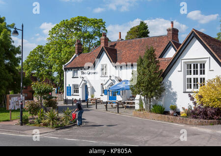 La corona Pub, Newbury Road, Kingsclere, Hampshire, Inghilterra, Regno Unito Foto Stock