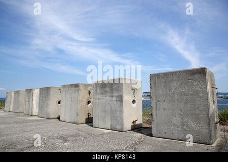 Calcestruzzo pesante peso contro un cielo blu Foto Stock