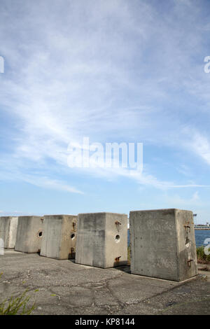 Calcestruzzo pesante peso contro un cielo blu Foto Stock