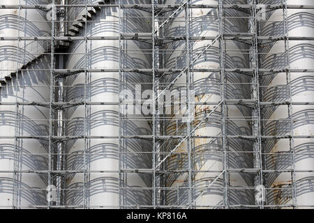 Vista di un ponteggio industrial serbatoio di deposito Foto Stock