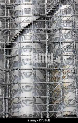 Vista di un ponteggio industrial serbatoio di deposito Foto Stock