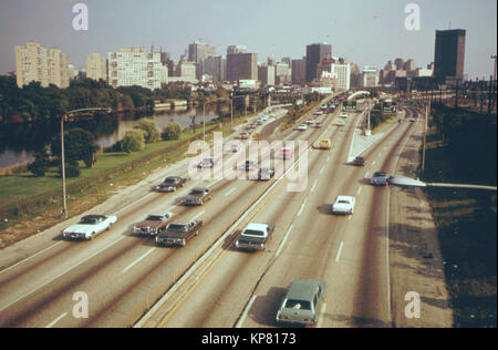 Schuykill Expressway (I-676) Velocizza il traffico tra il centro città e la zona nord e sobborghi Occidentali, Agosto 1973 Foto Stock