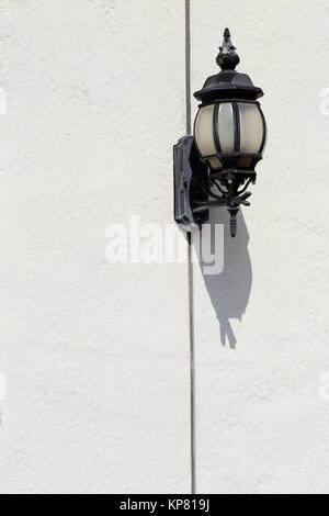 Vecchia Lanterna lampada sul muro bianco Foto Stock