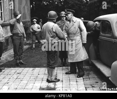 Il Mag. Gen. Norman D. Cota saluta generale George C. Marshall, U.S. Capo del personale, il Gen. Marshall's arrivo presso una sede centrale in Belgio, 10 22 44. Ventottesima Divisione, Elsenborn, Belgio Foto Stock