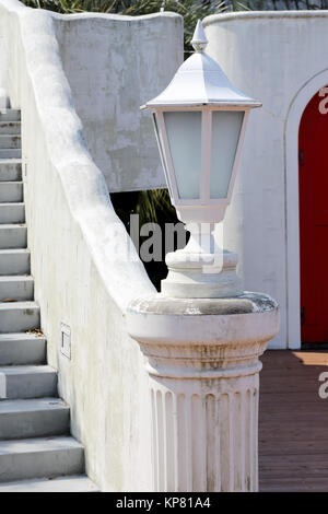 Bianco Lampada da giardino, lampada in un giardino Foto Stock