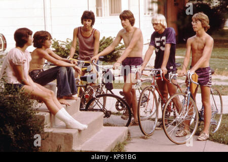 Teens su biciclette parlare davanti a una casa in New Ulm, MN nel 1973 Foto Stock